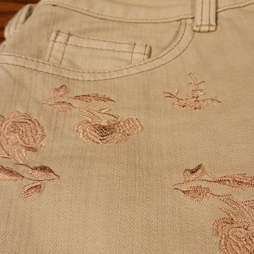 Boston Proper Jeans,  size 2, beige with pink embroidery scattered flowers - Picture 10 of 10